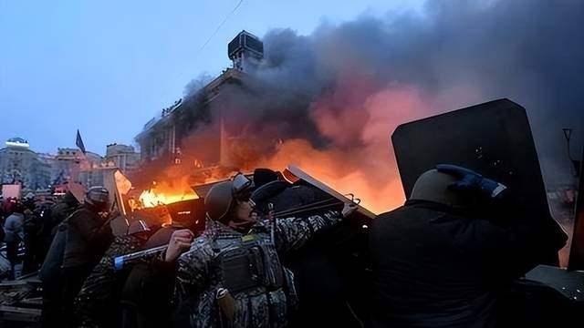 普京发起“斩首行动”?密集炮弹冲向乌总统府,泽连斯基处境危险