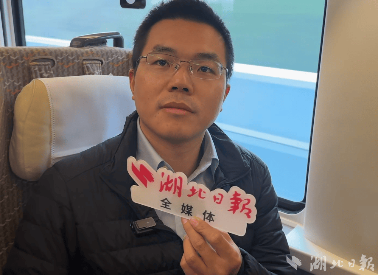 定居香港37年,77岁的老武汉人提前三天行程 只为坐上首趟香港至武汉始发高铁