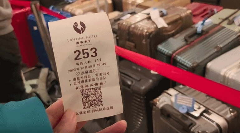 排队搓澡，网红洗浴中心爆满