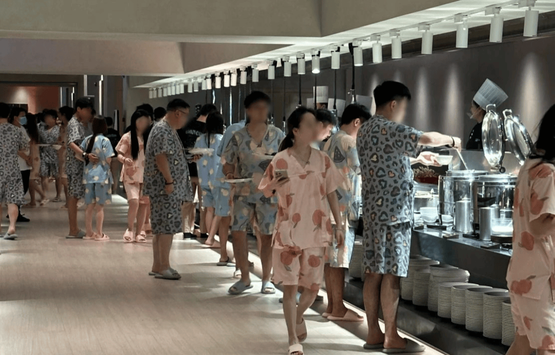 排队搓澡，网红洗浴中心爆满