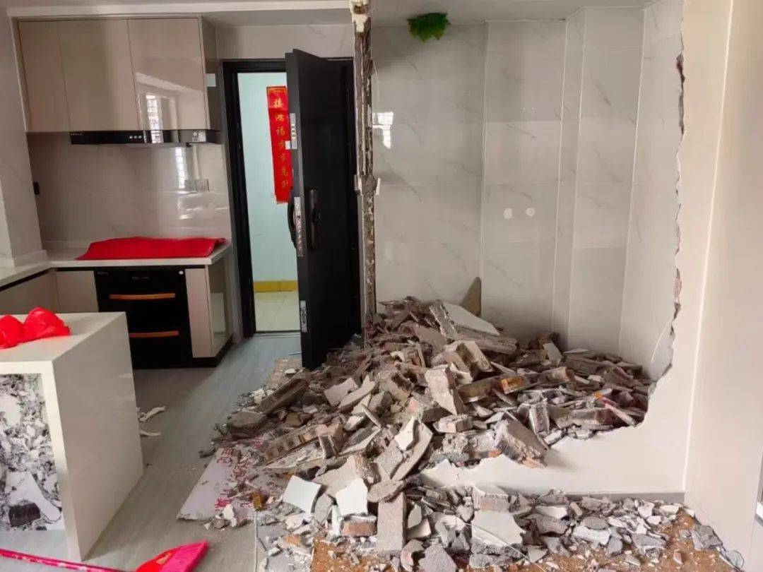 “太恶心了!”楼上邻居将饭厅位置改成厕所……