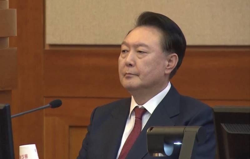 尹锡悦律师团呼吁立即释放总统!专家称其检察官出身经验丰富