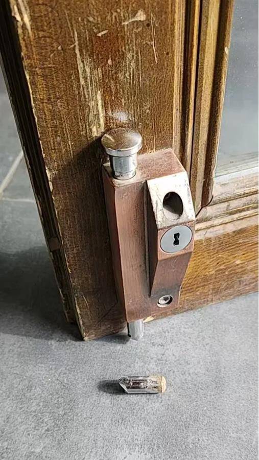 商户夜间闭店被撬锁开灯,亮化倡议咋搞成了强制?