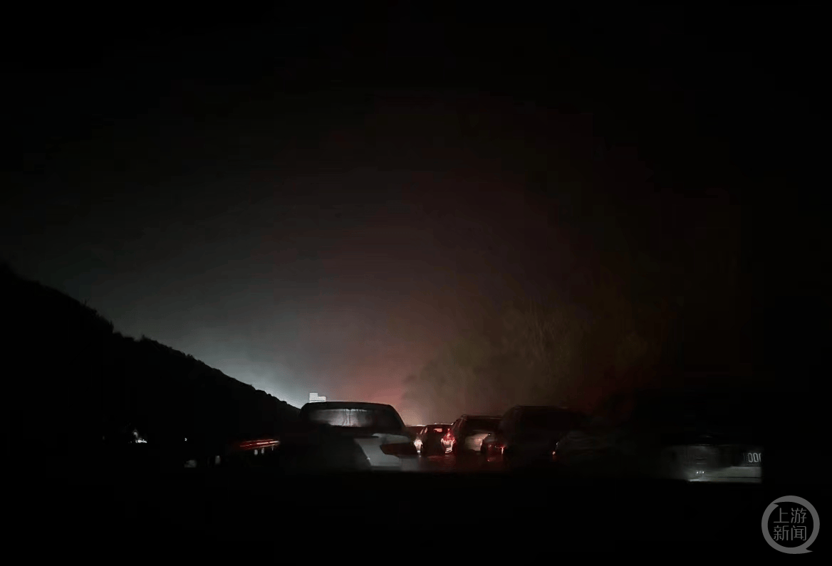 多名车主沪渝高速遭遇严重堵车:有人一晚上开1公里,有人熄火睡觉被交警叫醒