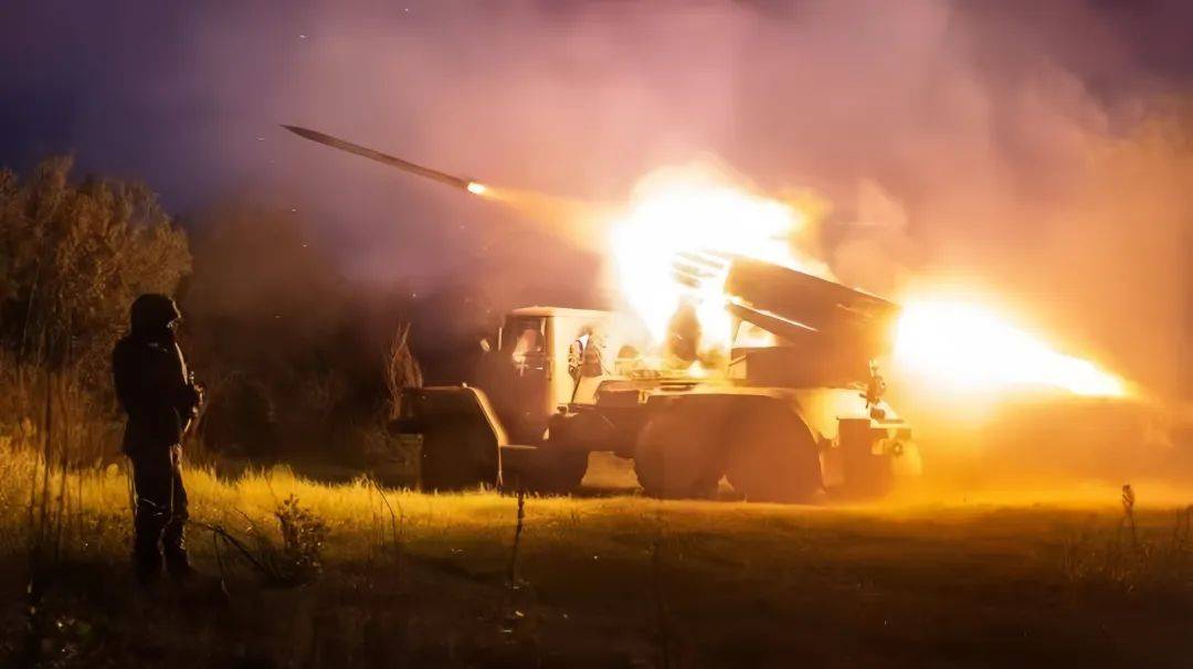 俄军突袭库皮扬斯克,千辆战车大举渡河,乌克兰紧急反应:泽连斯基如何应对?