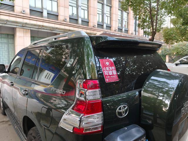 砸车窗取AED救父引热议,专家:AED降价购置门槛低,难在信息共享