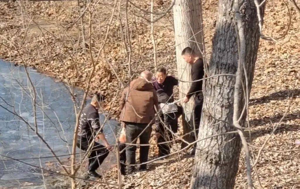 大年初一!青岛一家三代四人放下碗筷,冲出家门!大哥跳进水塘,用拳头砸冰出道……