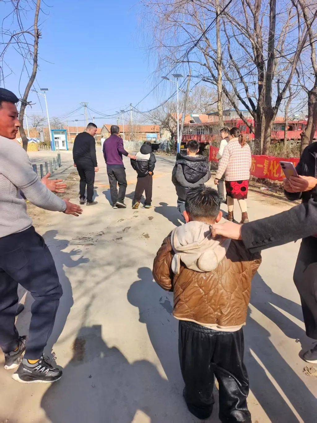 大年初一!青岛一家三代四人放下碗筷,冲出家门!大哥跳进水塘,用拳头砸冰出道……