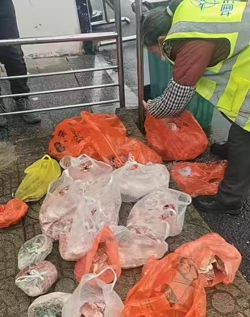 父母给的年货被子女扔进服务区垃圾箱?疑似当事人回应:实属无奈之举