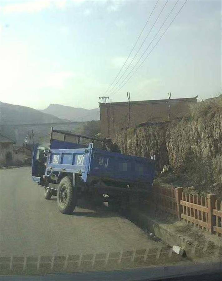 警车把农用车“别进”沟里,三个问题需要澄清