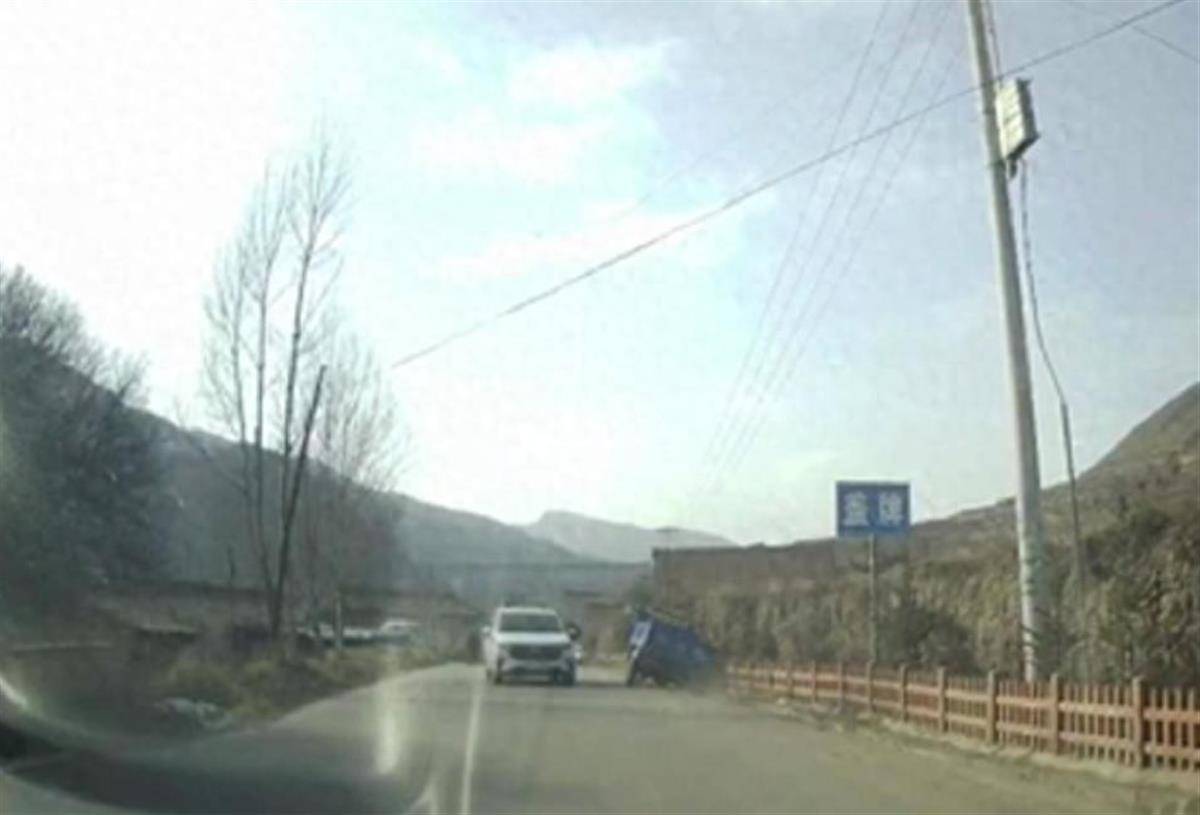 警车把农用车“别进”沟里,三个问题需要澄清