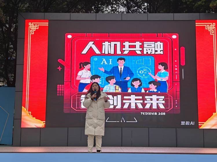 成都市石室联合中学（西区）：现场演示AI，激发同学们探索兴趣