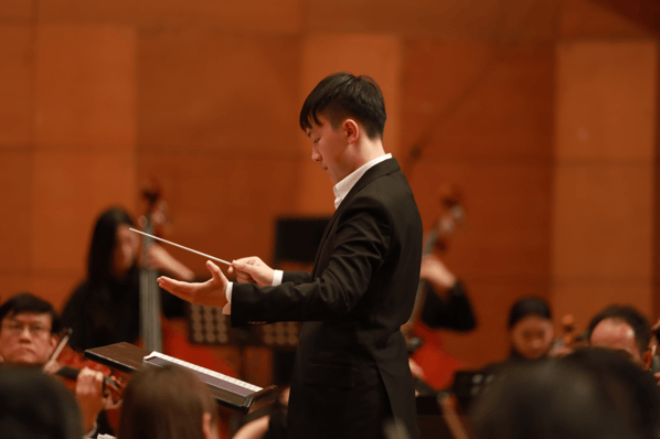 香港少年指挥廖偲楷首次执棒新加坡青年爱乐交响乐团