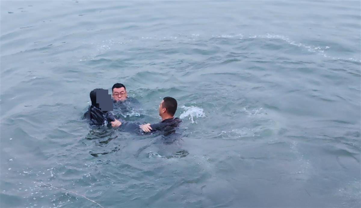 山东临沂一老师和烧烤摊主跳冰河勇救落水者，官方：正在申报见义勇为