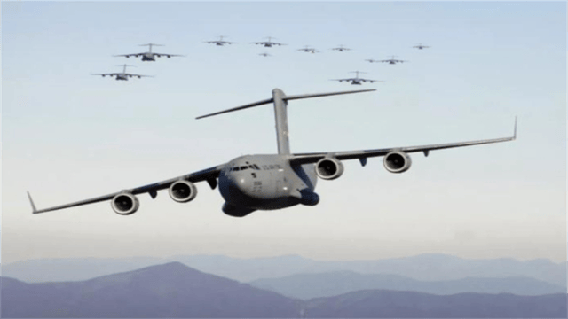 大战快来了?美军2个师紧急增援,装甲师多路突击,随时登陆作战