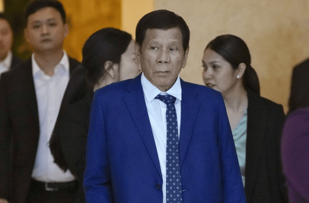 杜特尔特被捕引民愤,南部菲军突然倒戈,小马科斯没想到,亲姐也要“大义灭亲”!