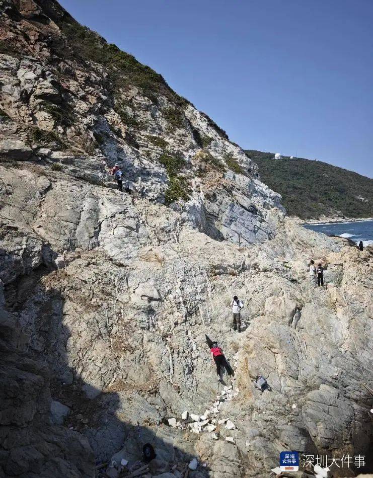 一红衣女子，突然坠崖！事发深圳网红海岸