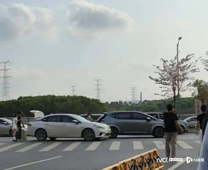 “一趟赚20块”！广州一高校门外，黑车司机在拉客