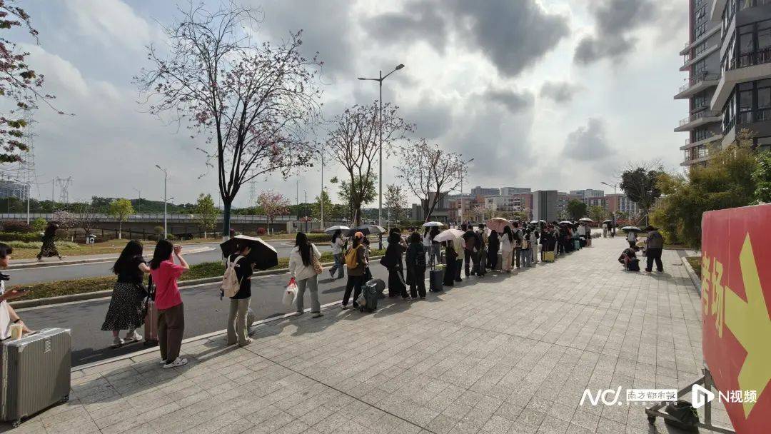 “一趟赚20块”!广州一高校门外,黑车司机在拉客