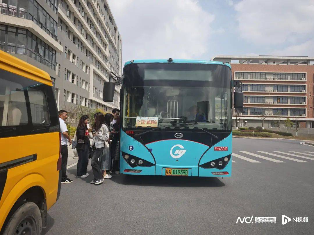 “一趟赚20块”!广州一高校门外,黑车司机在拉客