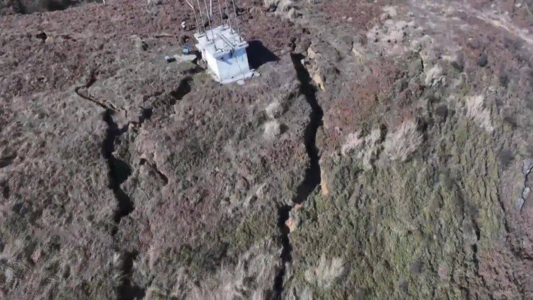 大山惊现6条裂缝,附近100多户居民害怕垮塌晚上不敢睡觉!和煤矿开采有关!当地回应……