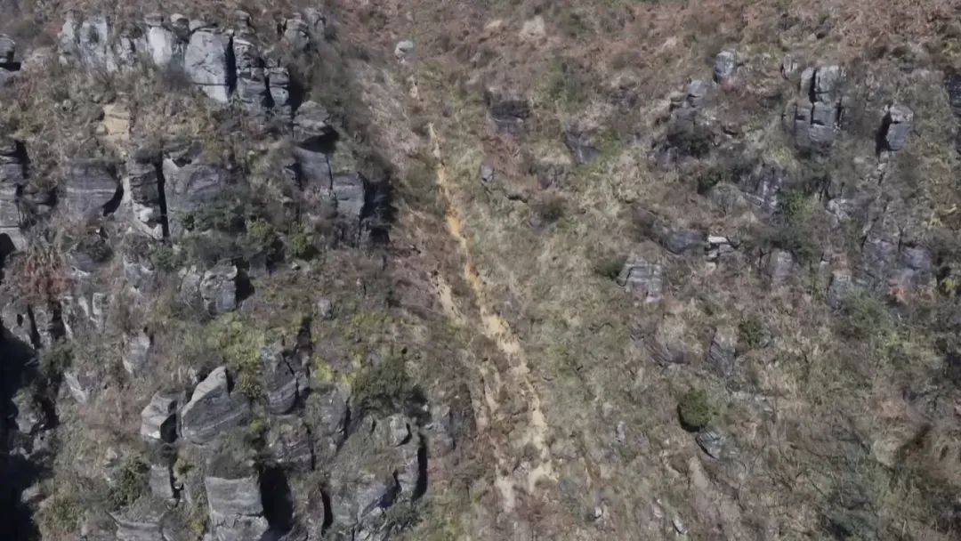 大山惊现6条裂缝,附近100多户居民害怕垮塌晚上不敢睡觉!和煤矿开采有关!当地回应……