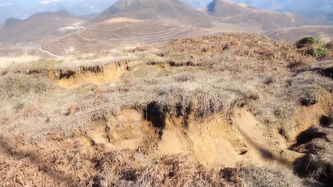 大山惊现6条裂缝,附近100多户居民害怕垮塌晚上不敢睡觉!和煤矿开采有关!当地回应……