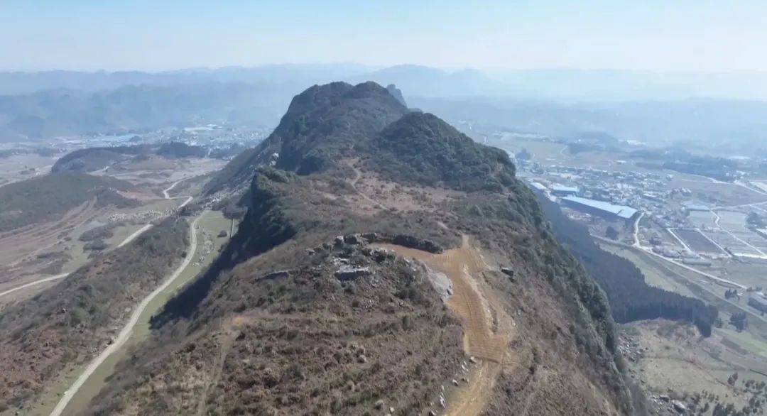 大山惊现6条裂缝,附近100多户居民害怕垮塌晚上不敢睡觉!和煤矿开采有关!当地回应……