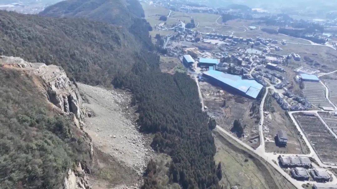 大山惊现6条裂缝,附近100多户居民害怕垮塌晚上不敢睡觉!和煤矿开采有关!当地回应……