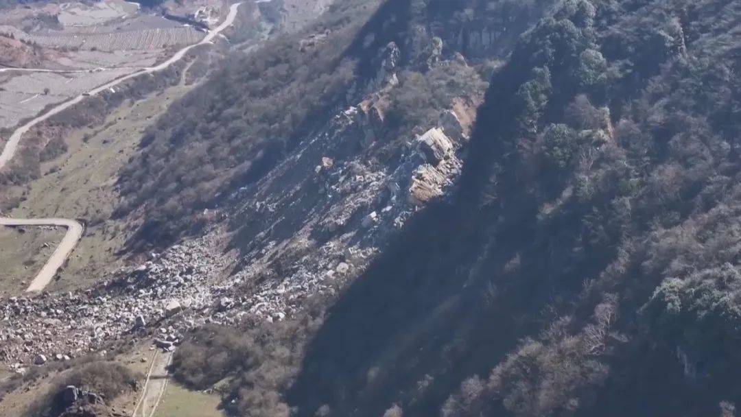 大山惊现6条裂缝,附近100多户居民害怕垮塌晚上不敢睡觉!和煤矿开采有关!当地回应……