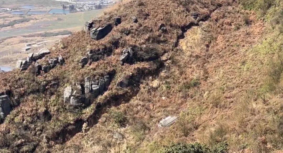 大山惊现6条裂缝,附近100多户居民害怕垮塌晚上不敢睡觉!和煤矿开采有关!当地回应……