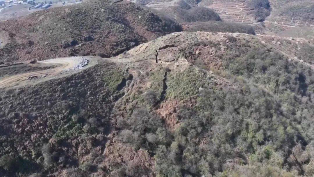 大山惊现6条裂缝,附近100多户居民害怕垮塌晚上不敢睡觉!和煤矿开采有关!当地回应……