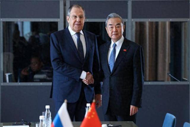 普京要打百年战争,特朗普发飙,中国专机落地,这个局中俄能破