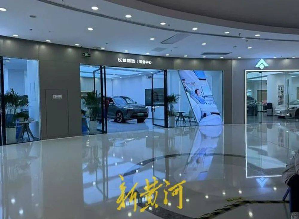 “我们跑高速去试驾都在车上睡”，车企销售人员极力宣传智驾系统的强大功能，淡化风险