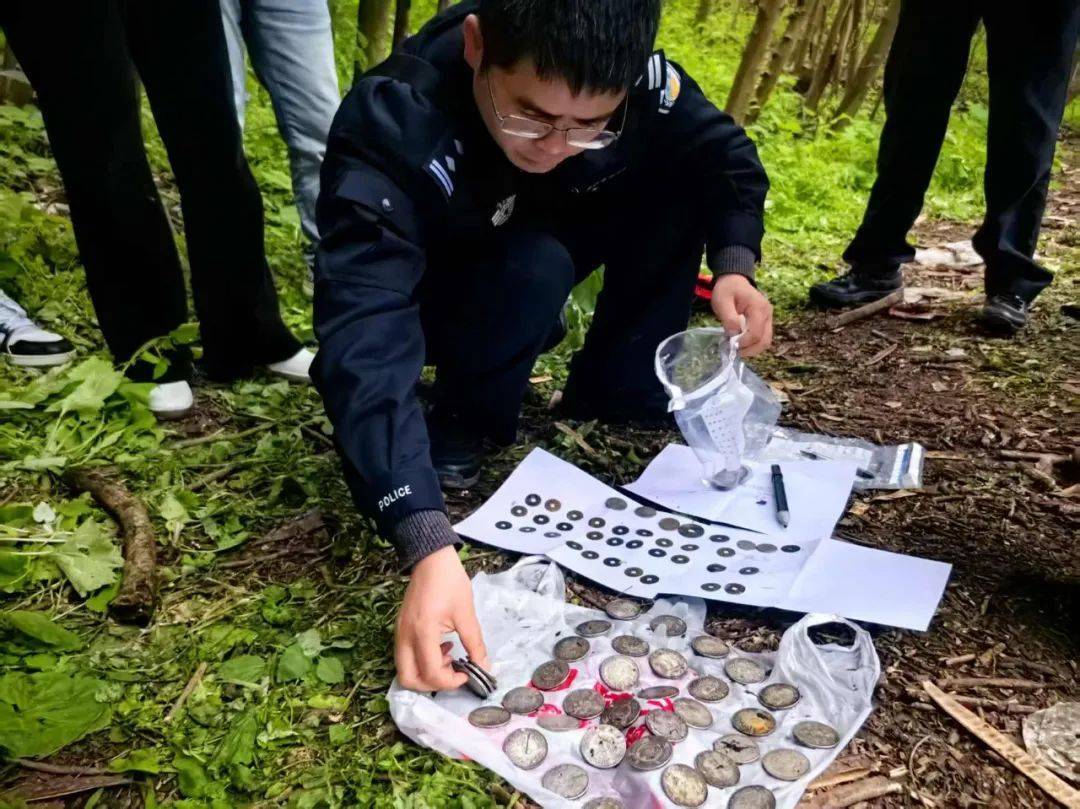 男子偷到假古币怒掷河中,到派出所 “打听风声”自投罗网