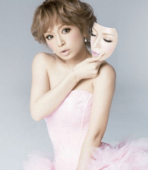 考古|46岁滨崎步凭借小蛮腰再次惊艳众人，不愧是亚洲天后依旧美得如此震撼