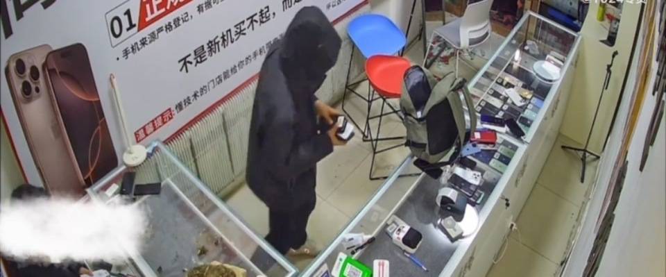 4名少年偷手机89部还发视频炫耀,店主:贼抓了又放,手机向谁要
