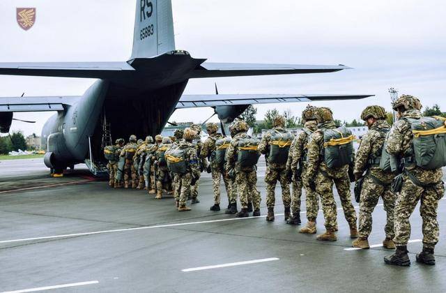 乌克兰出现兵变疑云,泽连斯基谈判遭军方抵制,精锐部队号召逼宫