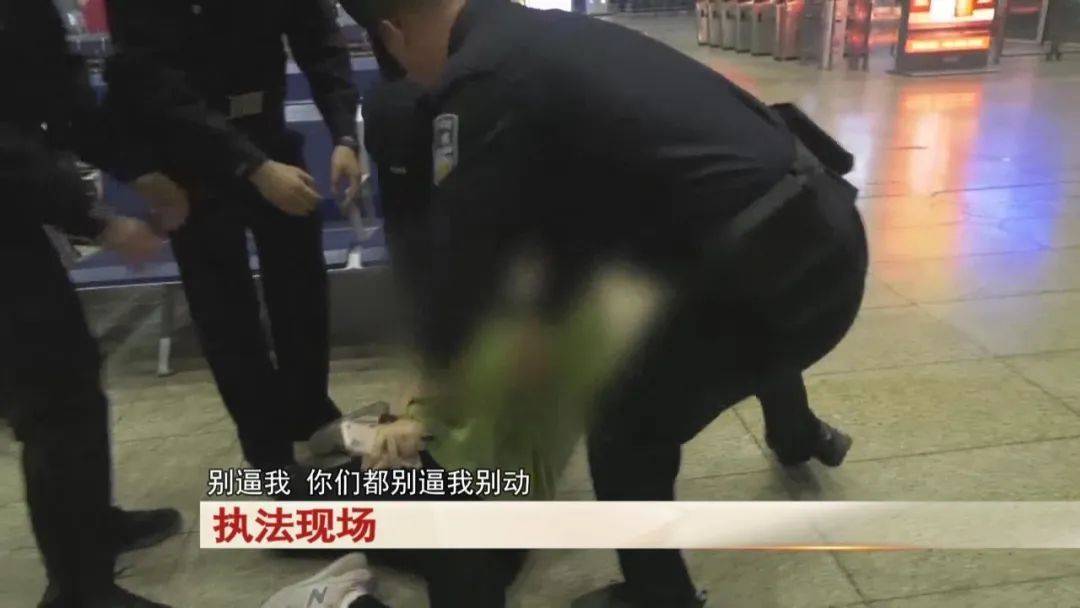 “老赖”车站被抓,竟质问法官:为何不抓我妈 !