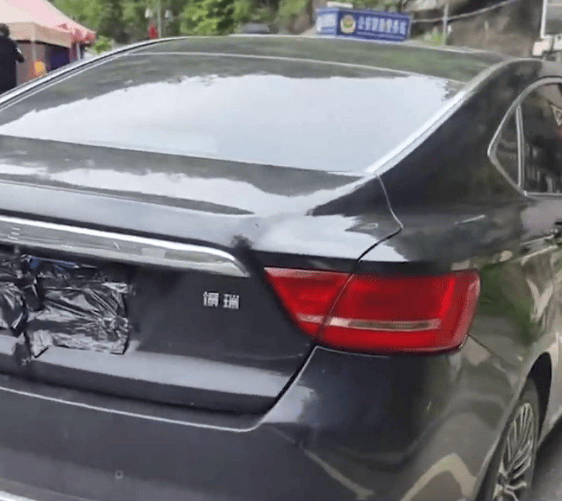 罚300记10分！公务车遮挡车牌躲避抓拍，驾驶员已停职