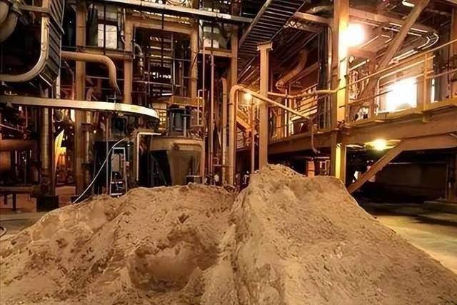 特朗普射出的子弹,正中马斯克眉心,想生产机器人,得向中国求情