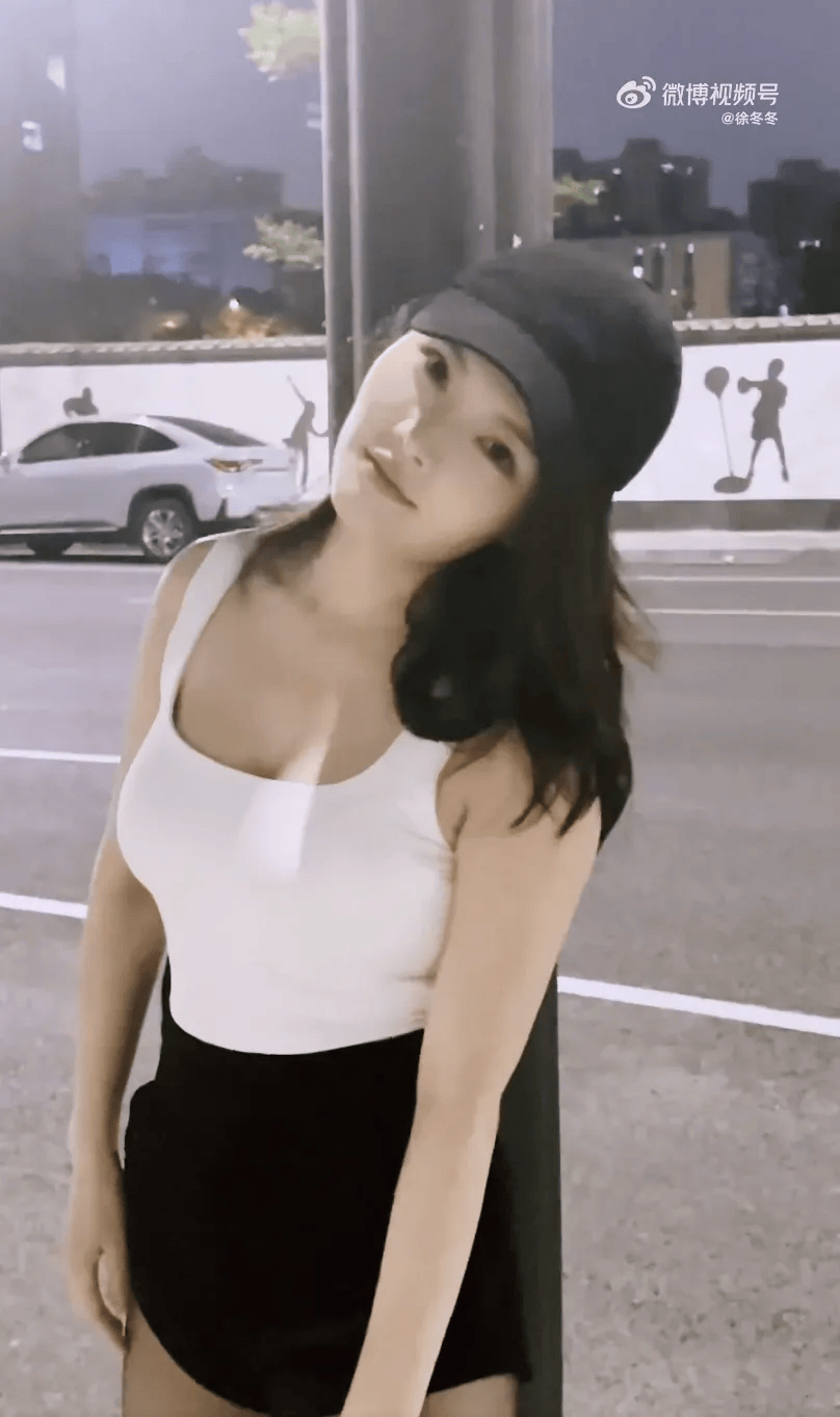 “椰树女神”徐冬冬大方晒照,并配文:我的蝴蝶袖,很丰腴!