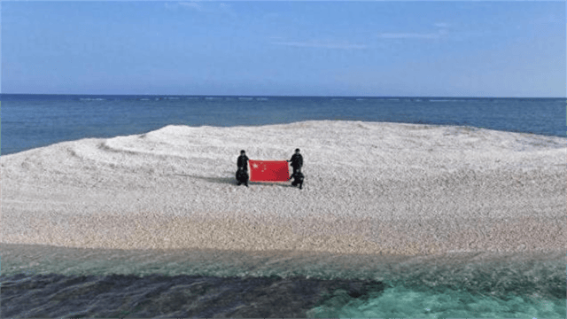 南海对峙!6名菲律宾人强行登岛,中国海警强势进场,插国旗警告