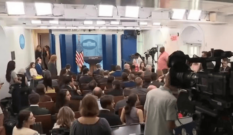 美国人心服口服,特朗普终于“认输”,中方大人物赴美,信号特殊