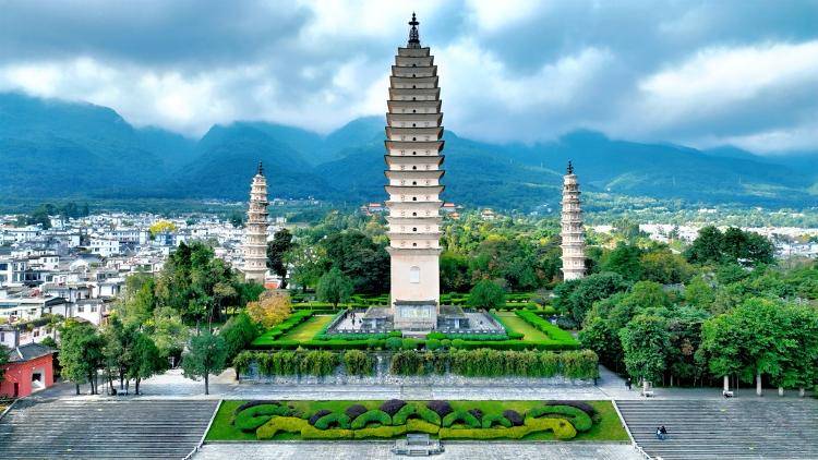 无人机穿越大理崇圣寺千年古塔时“炸机”，当地：肇事者已找到，将被追责