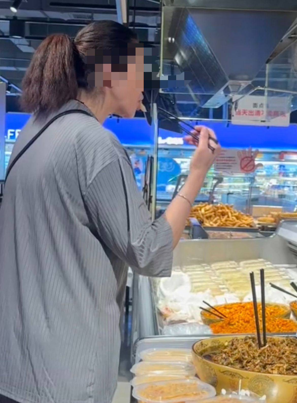 女子用超市公筷试吃咸菜后将筷子放回，涉事门店：已将咸菜下架送检