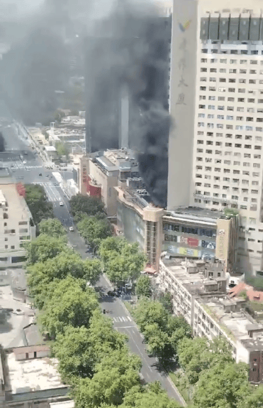 南京一大厦发生火灾，火势已被扑灭