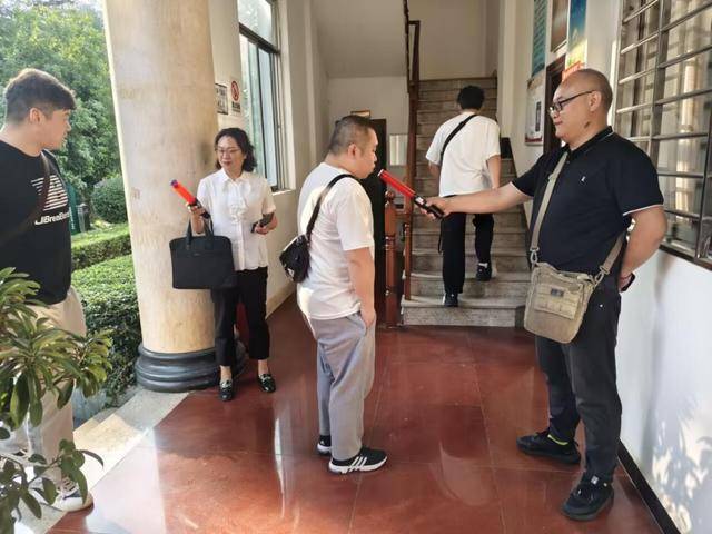 云南多地突查公职人员违规饮酒：公安局门口开展酒精吹气测试