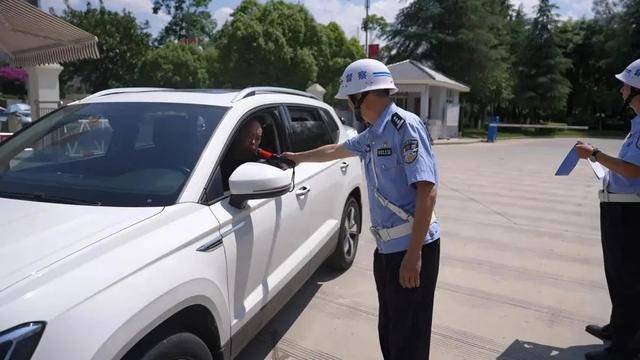 云南多地突查公职人员违规饮酒：公安局门口开展酒精吹气测试