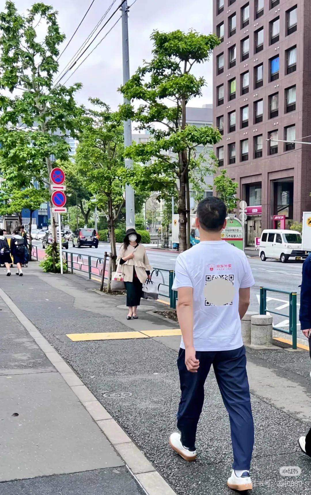 刘强东现身日本街头:穿猪猪侠T恤,背后还有京东外卖的二维码